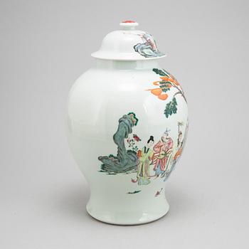 A Chinese porcelain urn with cover, 20th century.