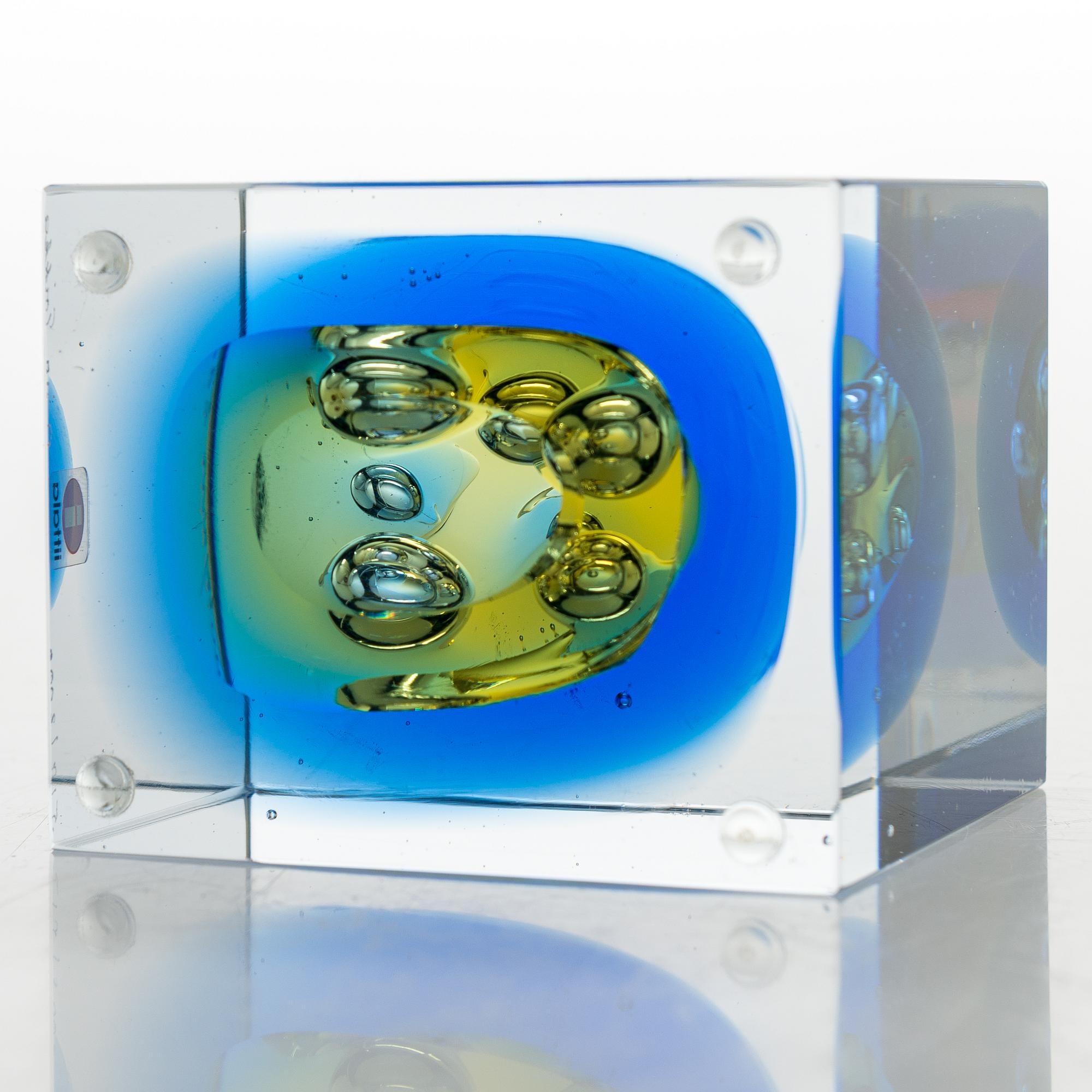 OIVA TOIKKA, a glass cube signed Oiva Toikka Nuutajärvi 2007 517/2000.