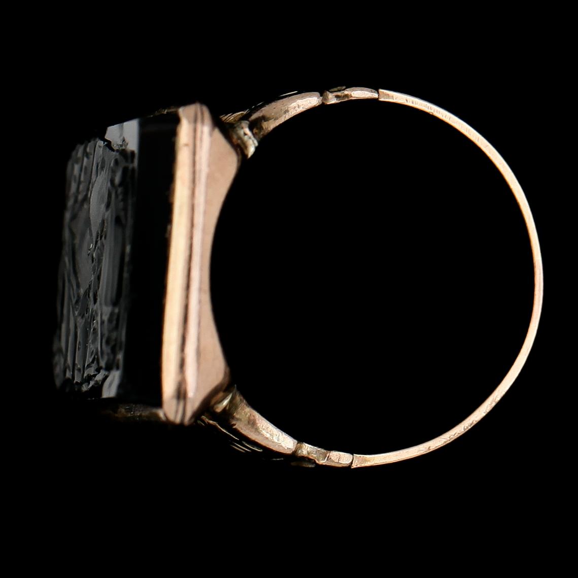 RING, 14K guld och svart sten. Total vikt 12 g.