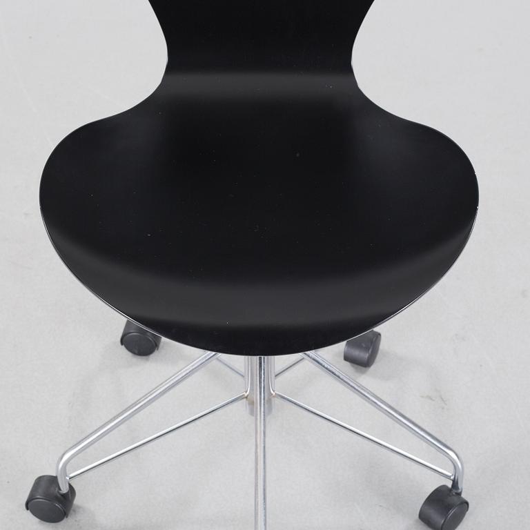 A desk chair by Arne Jacobsen for Fritz Hansen, model "Sjuan", 1992.