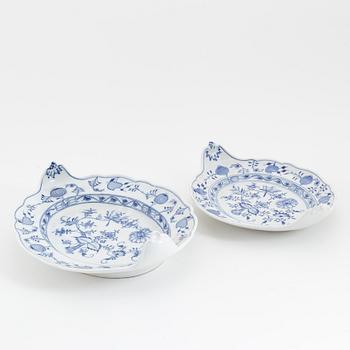 A set of three 'Blue Onion' porcelain dishes, Meissen, first half of the 20th Century.