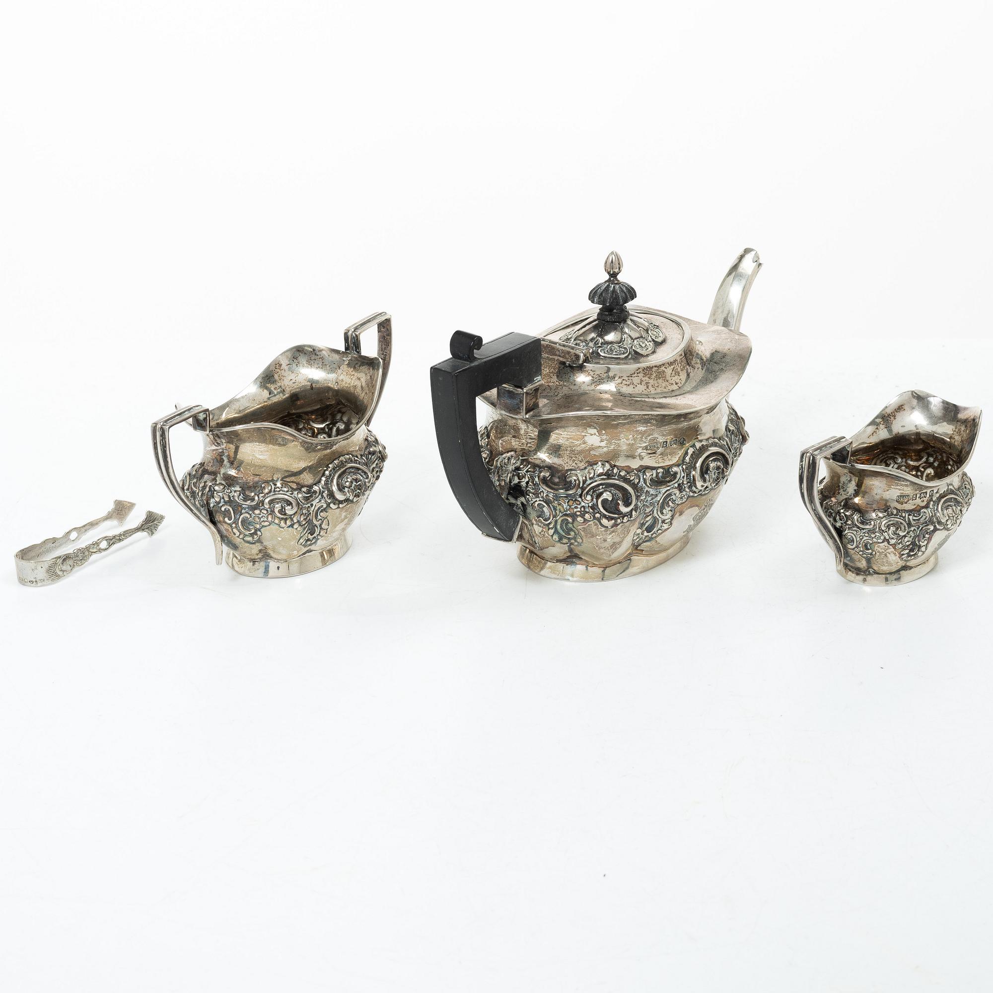 An English silver tea pot, sugar bowl and cream jug, Birmingham,  1904–1906.