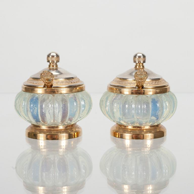 SALTKAR, ett par, lysterglas och förgylld metall, 1900-talets början.