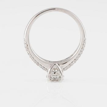 RING, 18K vitguld med briljantslipad diamant ca 1.01 ct samt små diamanter ca 0.37 ct. Vikt 4,3 gram.
