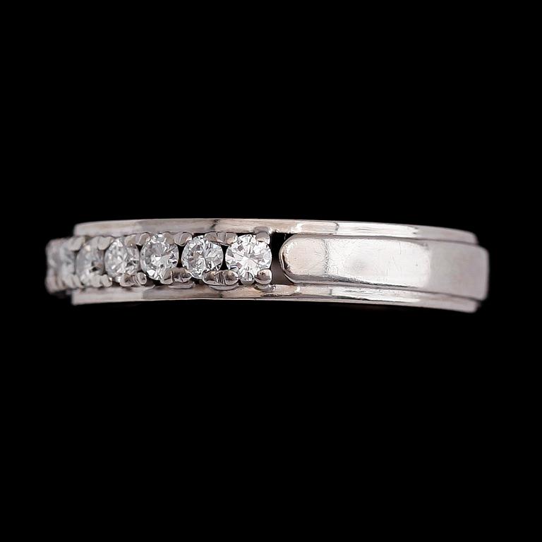 ALLIANSRING, 18 k vitguld, 10 diamanter tot ca 0.40 ct, svenska stämplar, 1964.