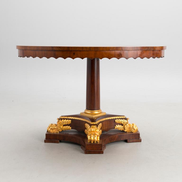 A RUSSIAN EMPIRE TILT TOP TABLE, early 19th century.