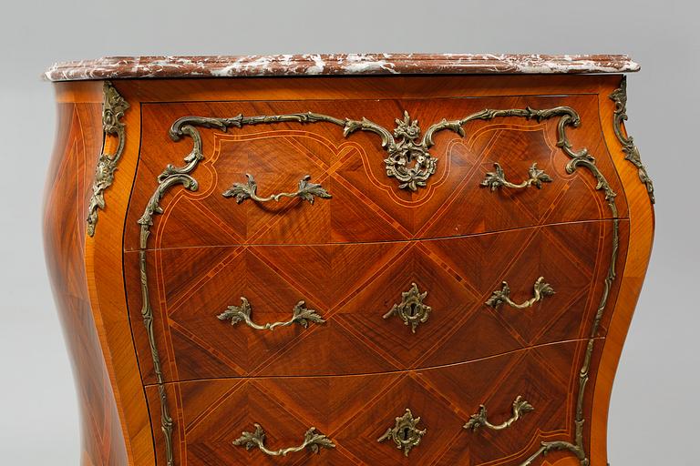 BYRÅ, rokokostil, 1900-talets andra hälft.