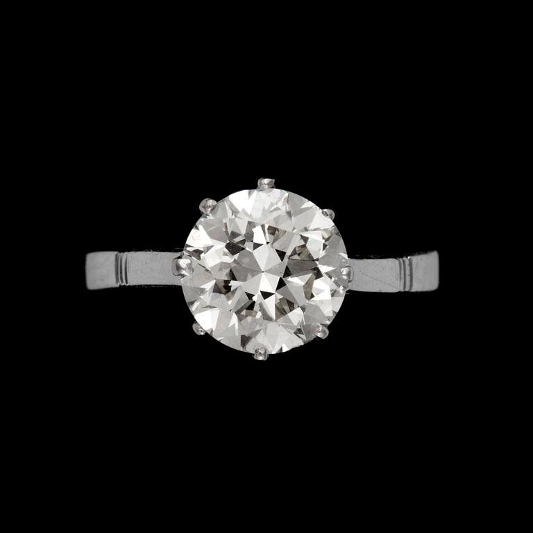 A solitaire diamond, circa 1.95 cts, ring. Quality circa K-L/VVS.