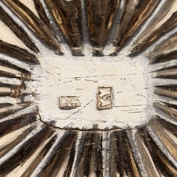 SALTKAR, BÄGARE samt GRÄDDSNÄCKA, silver, Ryssland och Sverige. Vikt tot. 171 g.