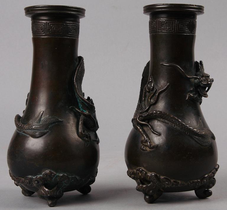 VASER, ett par, brons. Kina, 1900-talets första hälft.