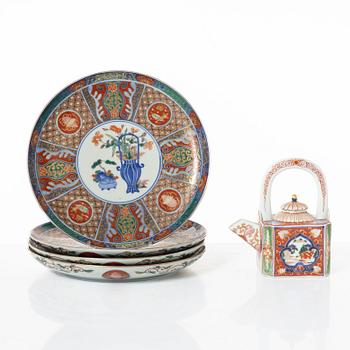 Tallrikar, fyra stycken, samt tekanna med lock, porslin. Japan, Meiji (1868-1912).