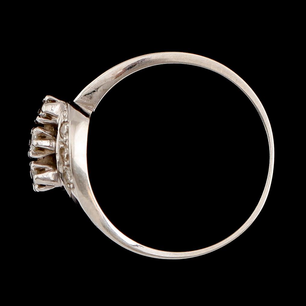 RING, 18 k guld och briljantslipade diamanter. Vikt ca 3 g.