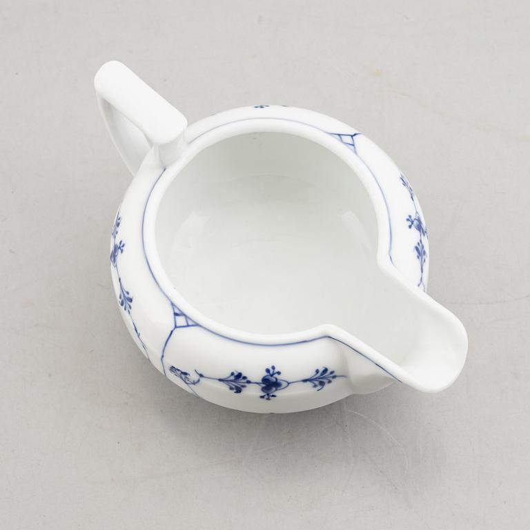 A 'Blue Fluted Plain' /'Musselmalet' sauce boat, Royal Copenhagen, model 57, 1893-1900.