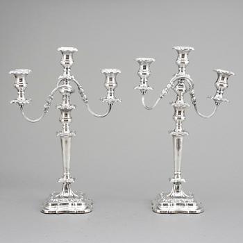 KANDELABRAR, ett par , nysilver, Sheffield, England. 1900-talets första hälft.