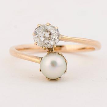 A RING, cultured pearl, old cut diamond, 14K gold.