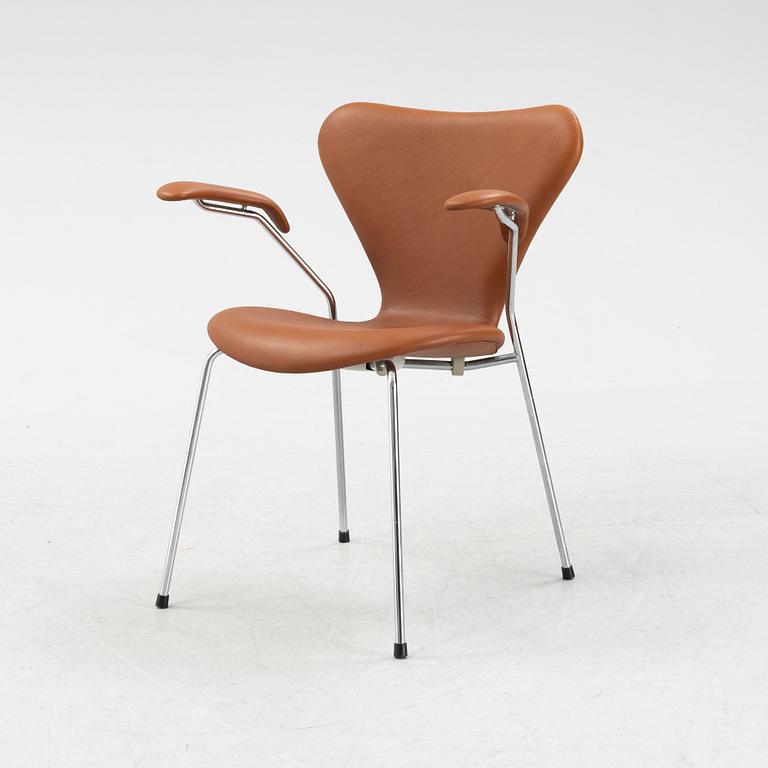 A 'Series 7' leather upholstered armchair by Arne Jacobsen for Fritz Hansen.