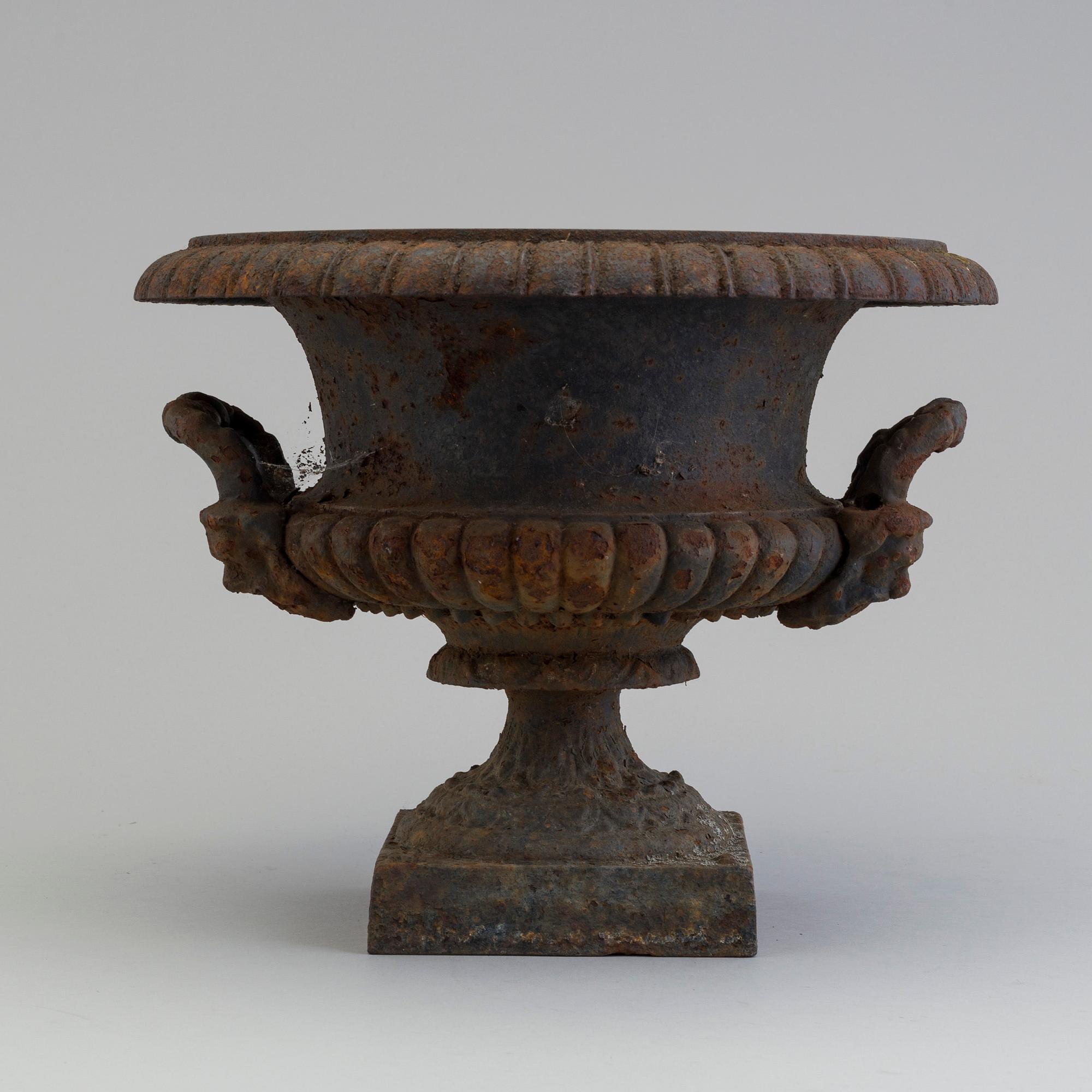 TRÄDGÅRDSURNA, gjutjärn, omkring 1900.