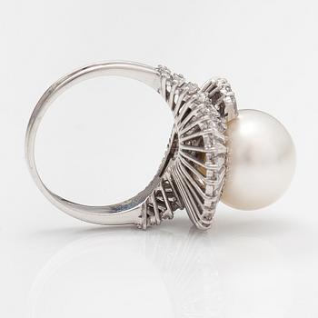 An 18K white gold ring with a south sea pearl and ca. 2.00 ct of diamonds.