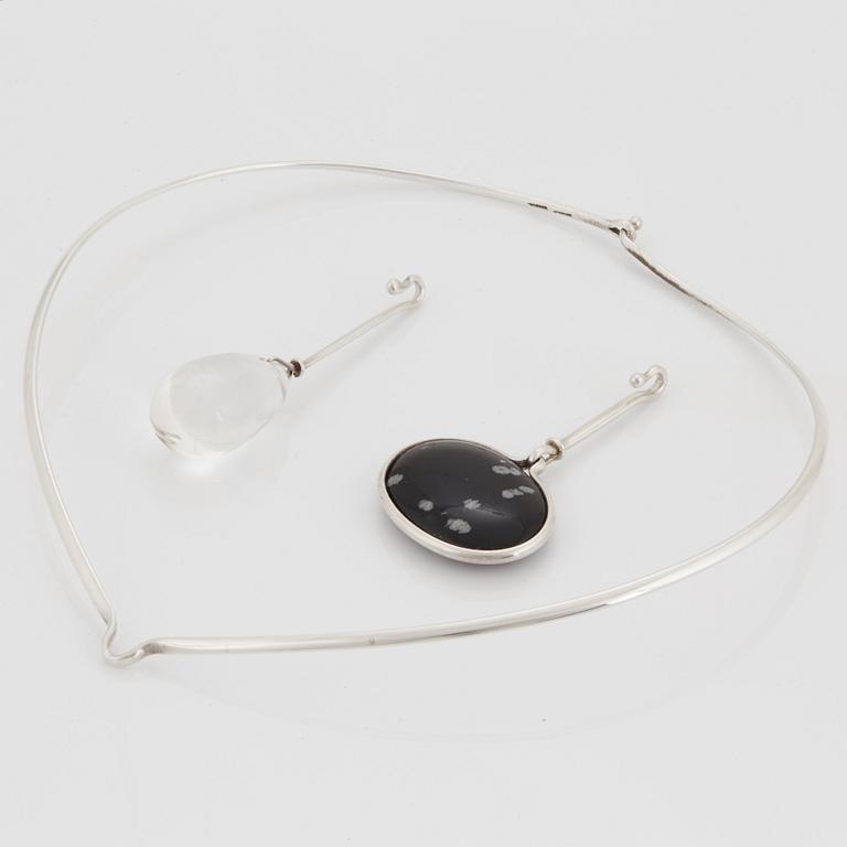 Vivianna Torun Bülow-Hübe, halsring med två hängen, egen verkstad, 
1980-90-tal, sterling.