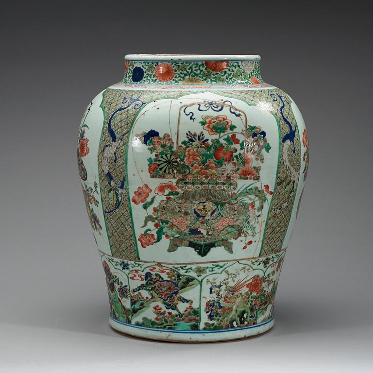 A large famille verte jar, Qing dynasty, Kangxi (1662-1722).