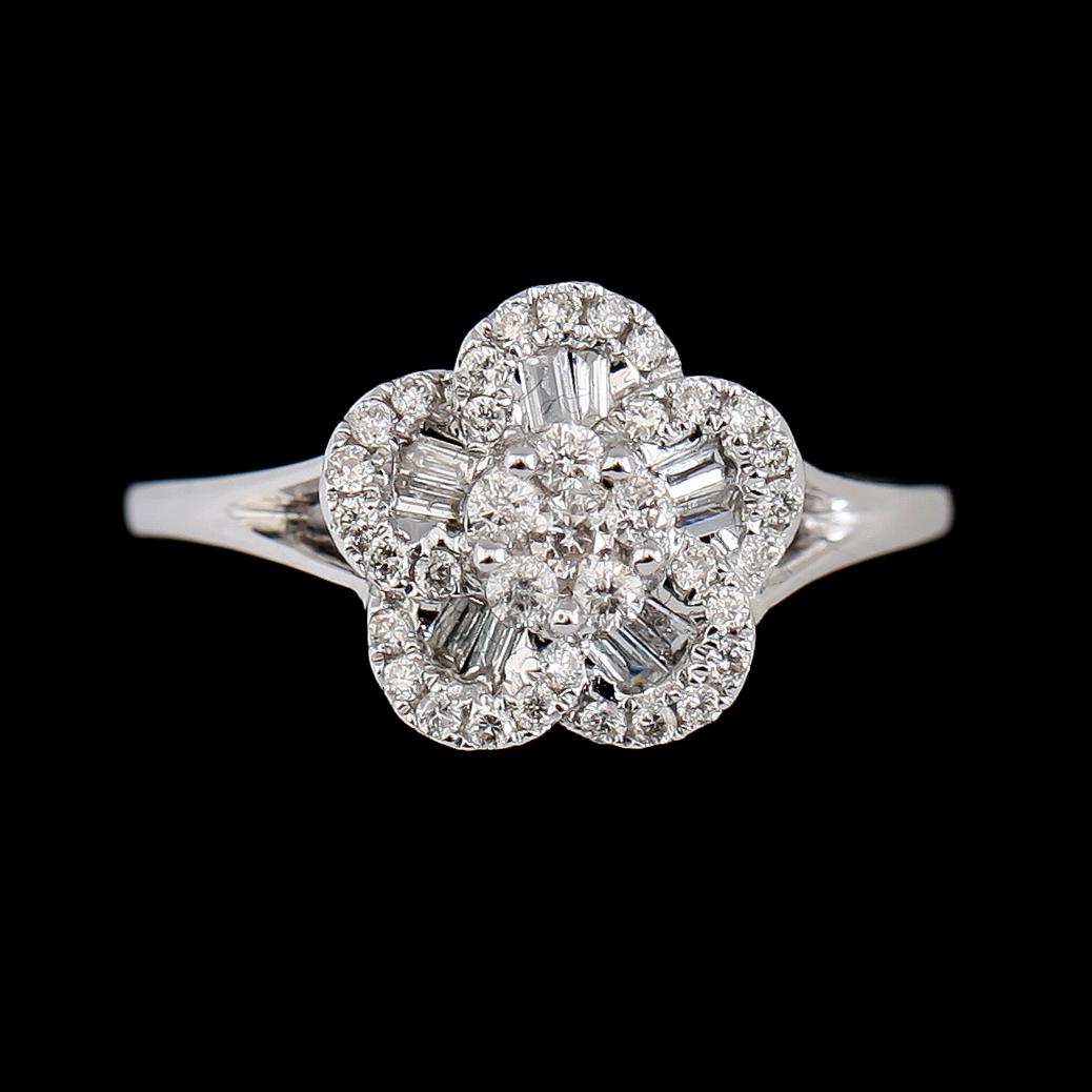 RING, 18K vitguld, diamanter tot ca 0.37 ct.
