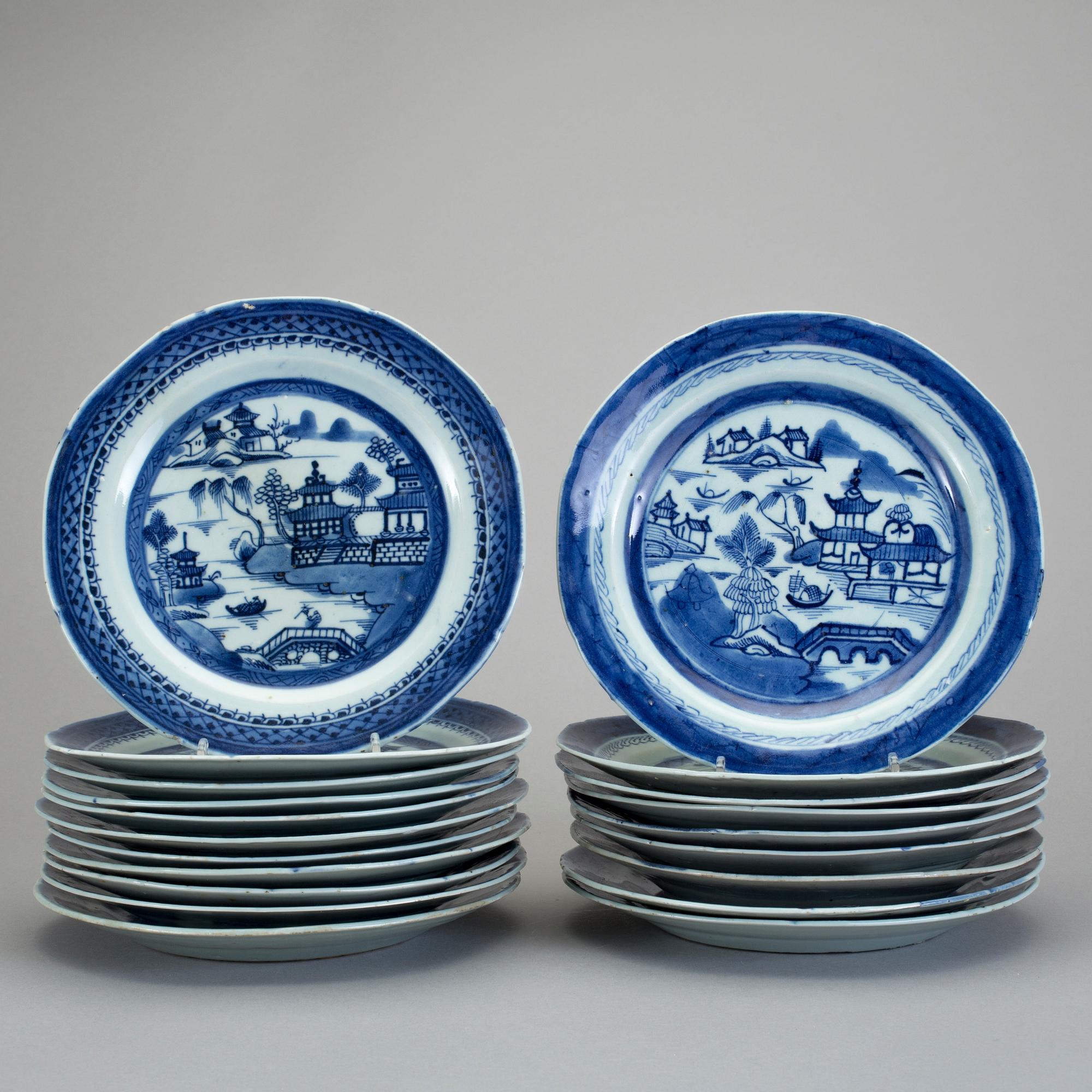 TALLRIKAR, 20 stycken snarlika, porslin, Kina, Jiaqing (1796-1820).