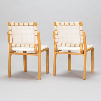Alvar Aalto, a pair of 1960/1970s '612' chairs for Artek.