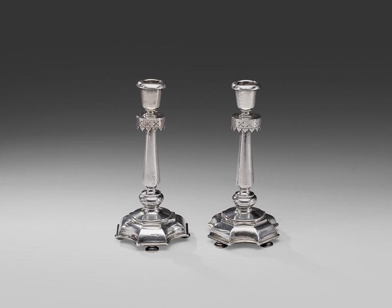 A PAIR OF RUSSIAN CANDLESTICKS. ПАРА РУССКИХ ПОДСВЕЧНИКОВ.