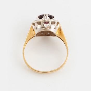 Garnityr bestående av ring, ett par örhängen, samt collier med hänge, 18K guld med åttkantslipade diamanter och granater.