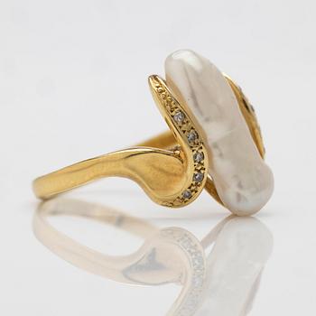18K gold ring with pearl and diamonds.