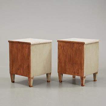 SKÅP/SOCKLAR, ett par. Gustaviansk stil, 1900-tal.