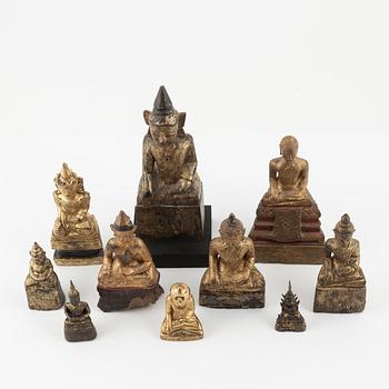 En samling buddhor i trä och metall. Burma och Thailand, 1900-tal. (Totalt  10 stycken.).