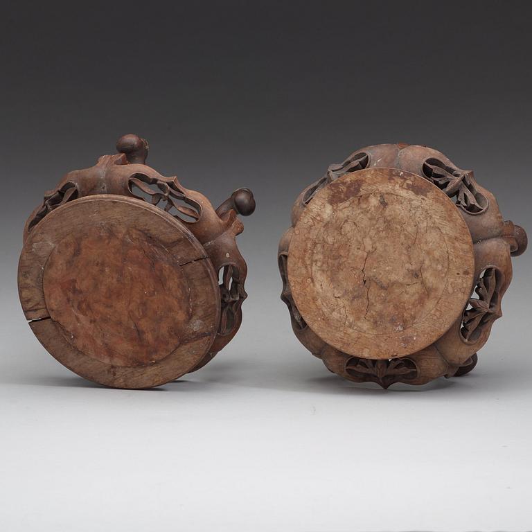 TRÄSTÄLL, två stycken, hardwood. Qingdynastin (1644-1912).