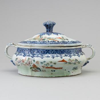 A wonderful Chinese blue and white with famille rose tureen with cover, Qing dynasty, early 18th century.
