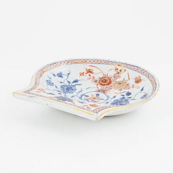 An Imari porcealin butter bowl, China, 18th century.
