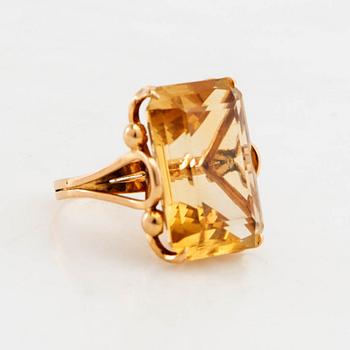 Ring 18K gold with step-cut citrine.