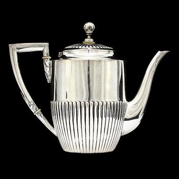 KAFFESERVIS, 3 delar, silver, K Andersson, Sthlm, 1910, vikt 655 g samt BRICKA, silver, CG Hallberg, 1952, vikt 185 g.