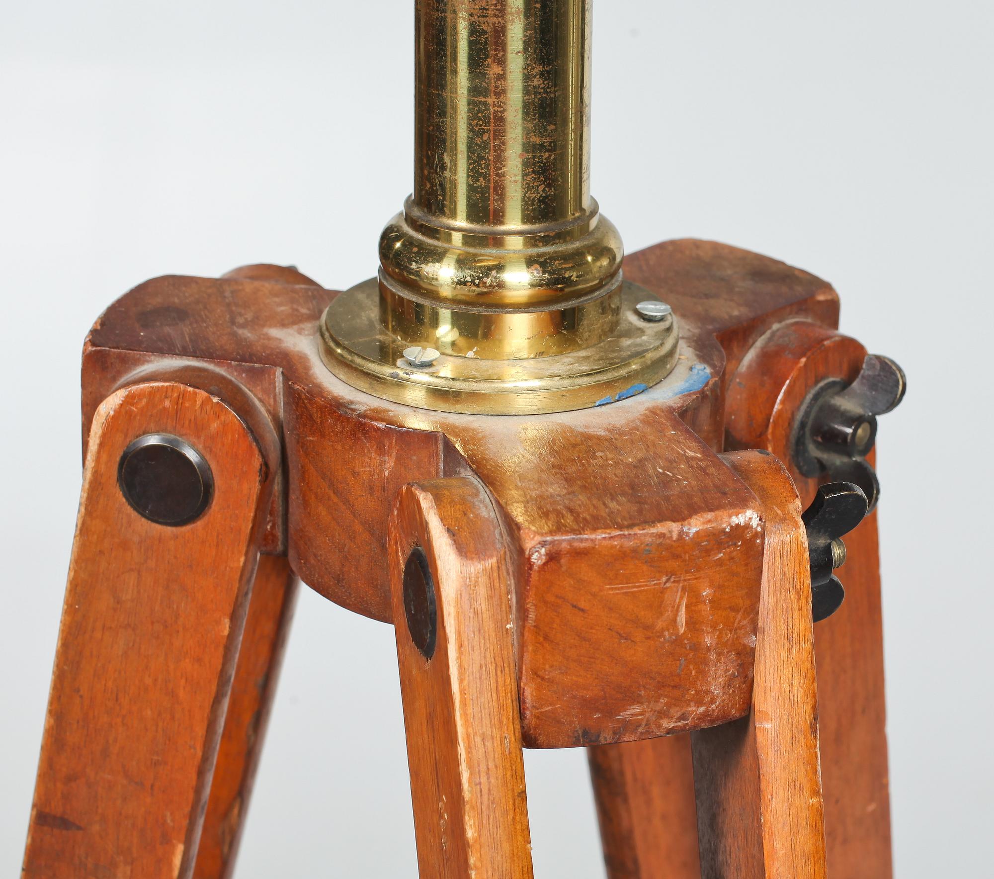 TUBKIKARE, STATIV samt FODRAL, omkring år 1900.