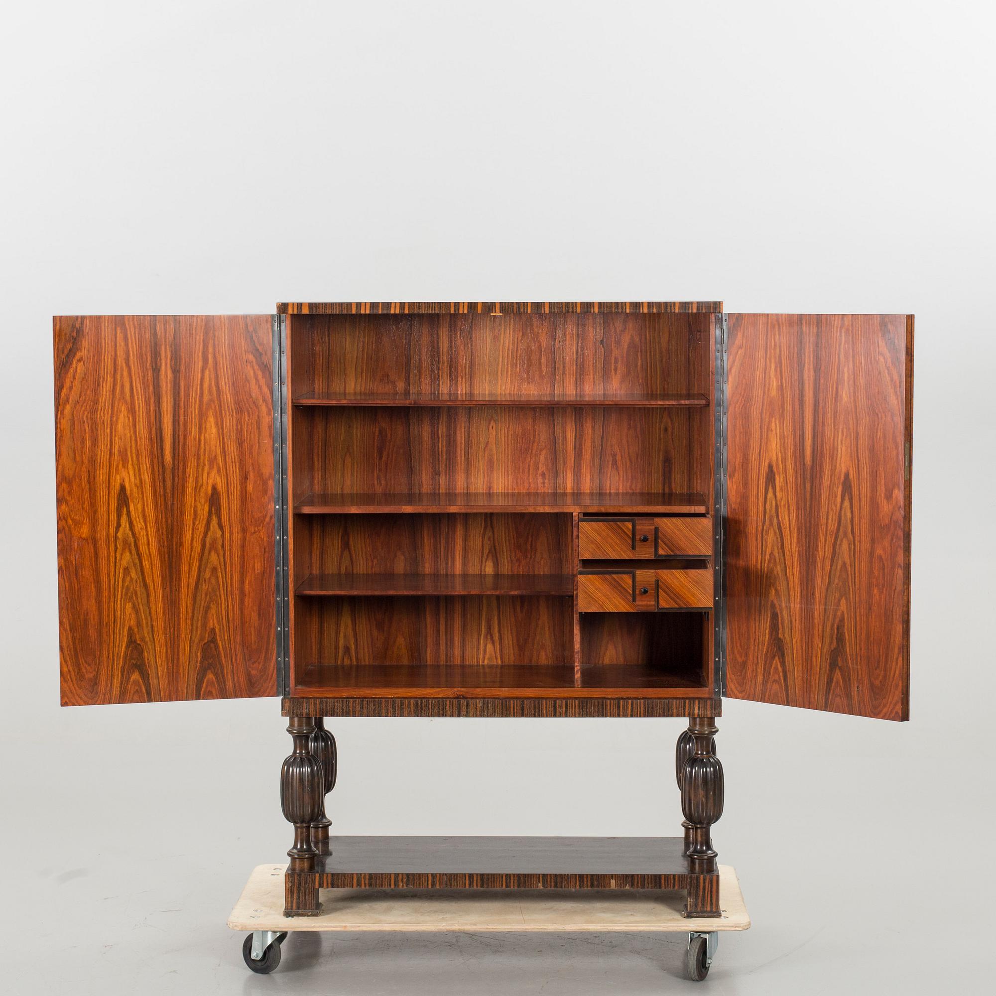 SKÅP med intarsia, art deco 1930-tal. Troligen Reimers möbler, Mjölby.