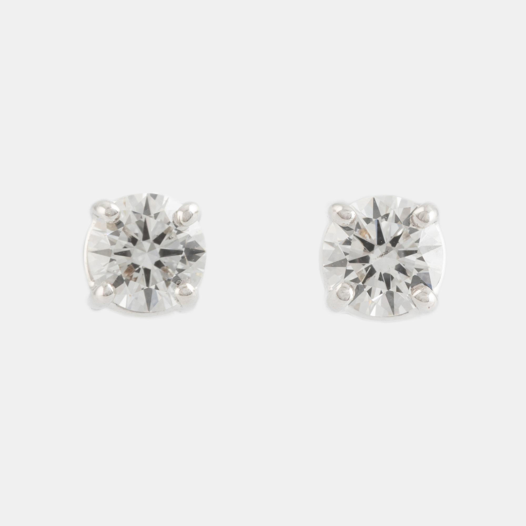 Brilliant cut diamond earrings, with GIA dossier.