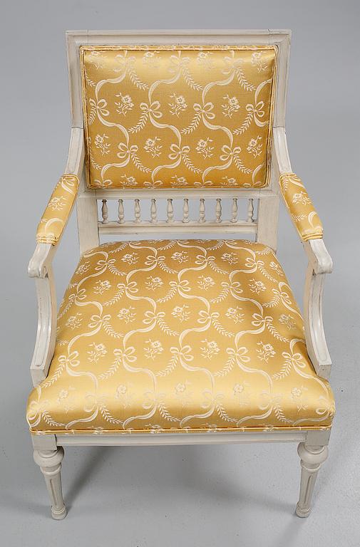 KARMSTOLAR, ett par gustaviansk stil, 1900-talets första hälft.