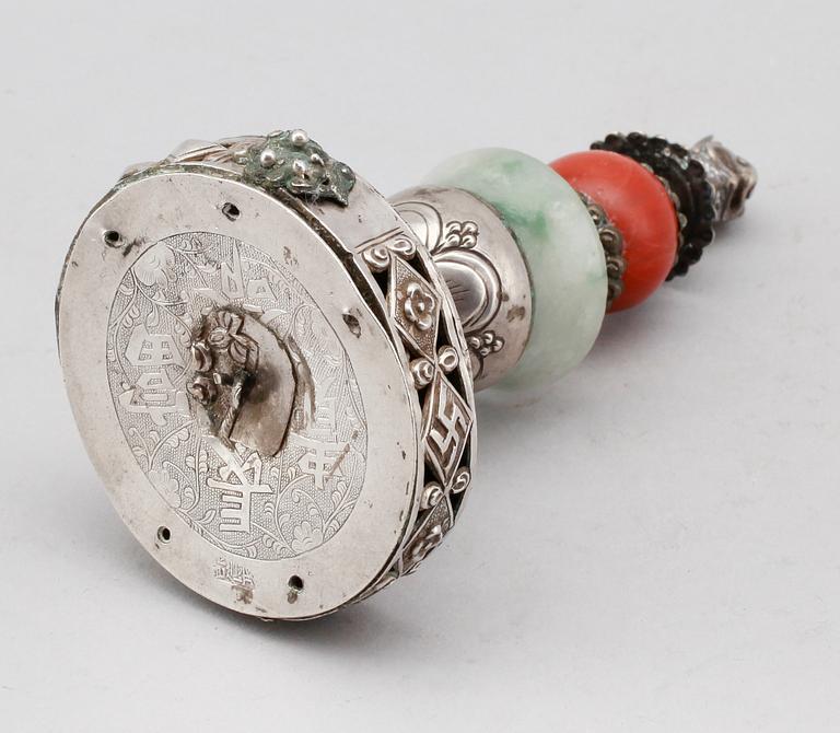 HATTPRYDNAD, Kina, silver och nefrit, 1900-talets första hälft.