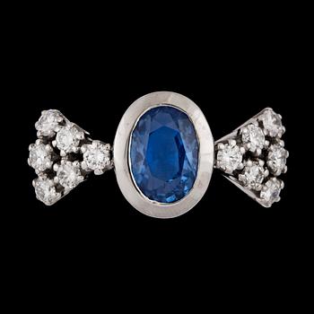 139. RING, fasettslipad blå safir med briljantslipade diamanter, tot. ca 0.70 ct. Gaudy.