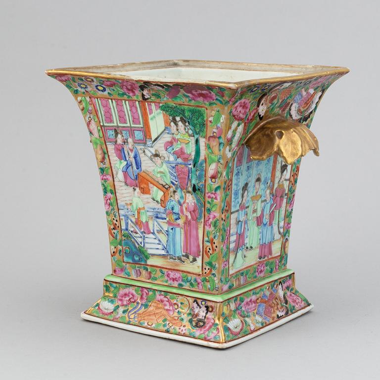 A famille rose Canton flower pot, Qing dynasty, 19th Century.