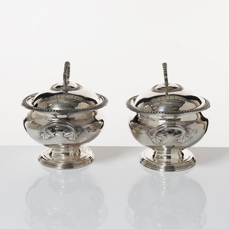 Bowls with lids, a pair, silver plate, Elkington, 20th century.