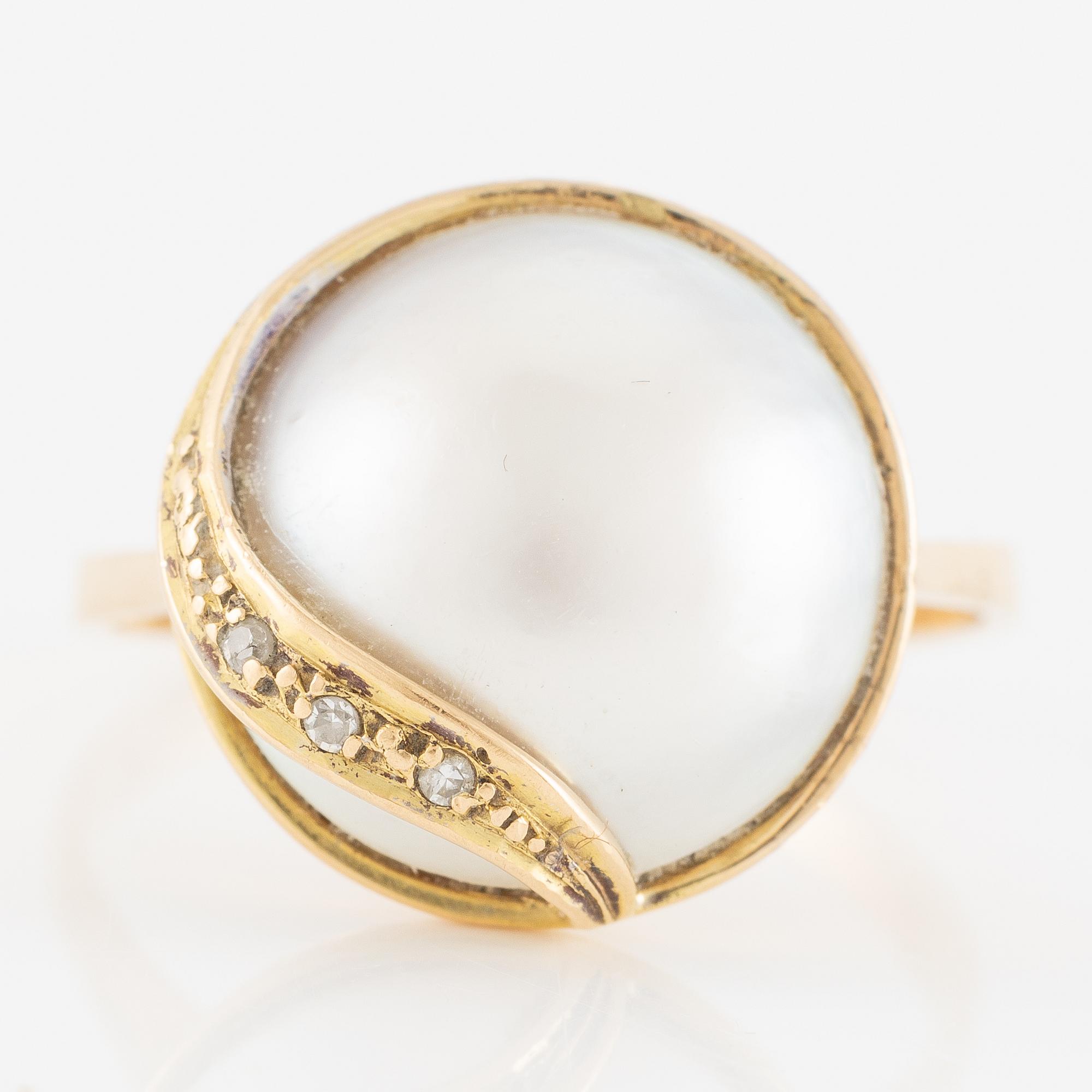 Ring in 18K gold with a cultured mabé pearl and octagon-cut diamonds.