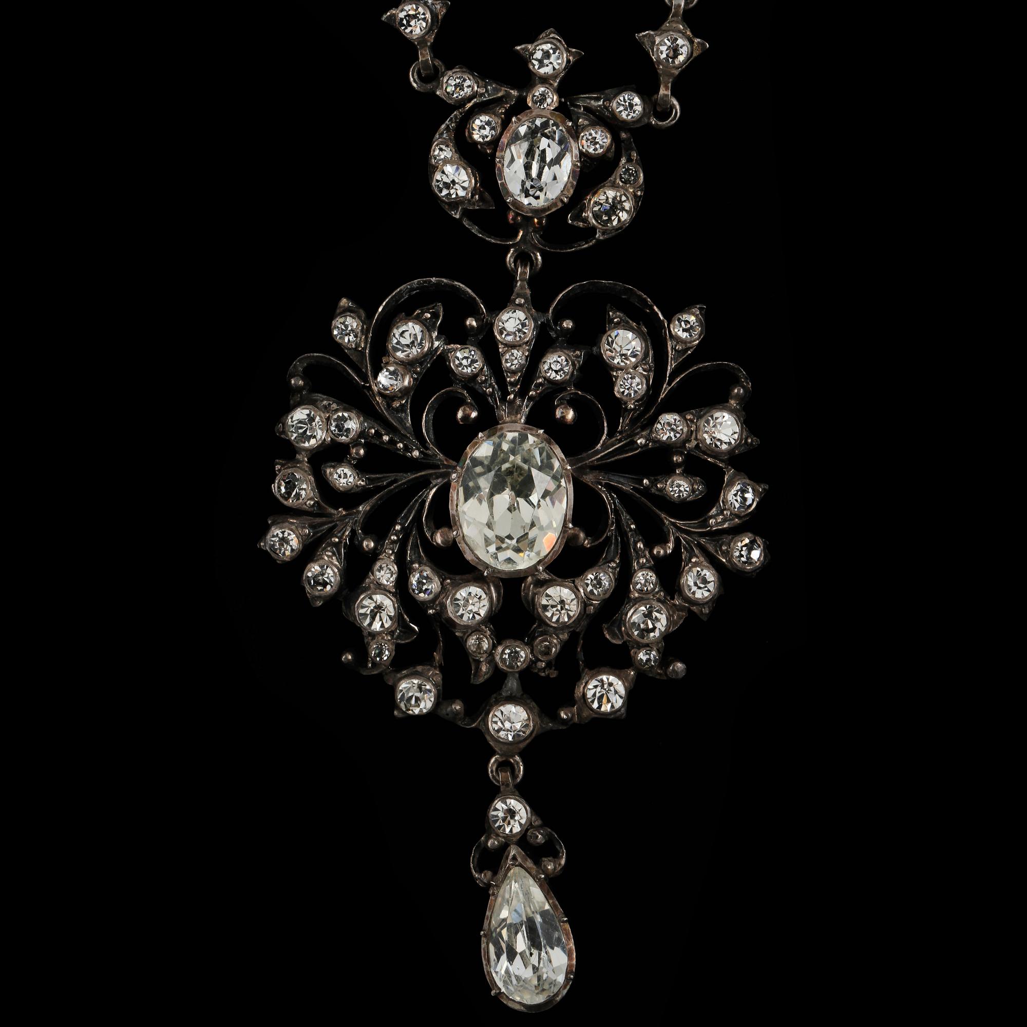 COLLIER, silver samt pastestenar, importstämplat, omkring 1900.-talets mitt. Vikt 42 g.