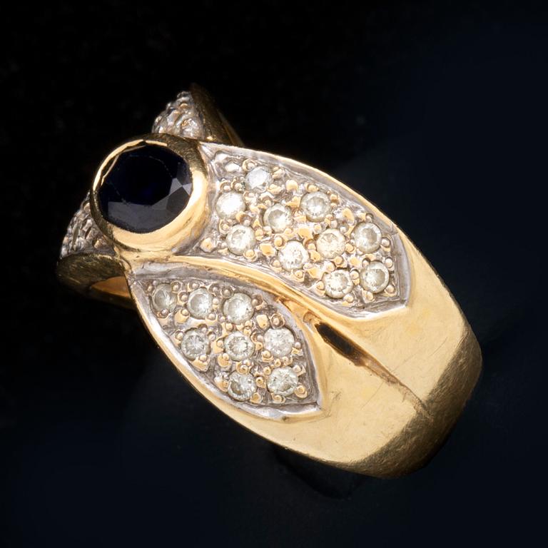 Ring 18K gold 1 sapphire apprx 7 x 4 mm and brilliant-cut diamonds approx 0,40 ct in total.