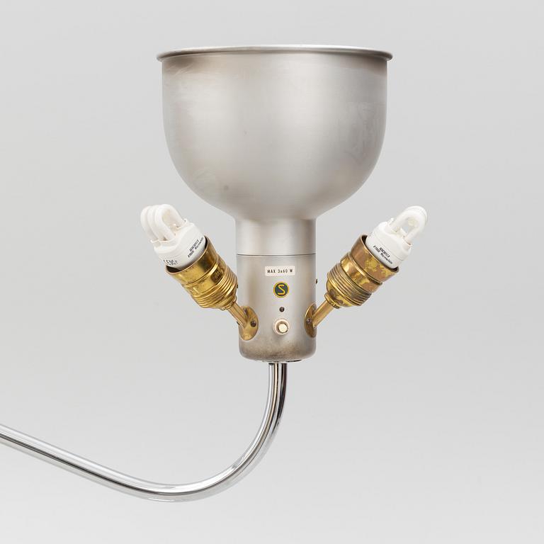 Josef Frank, golvlampa, modell 2368/"Stora Kamelen", i förkromad metall, Firma Svenskt Tenn, 1900-talets andra hälft.