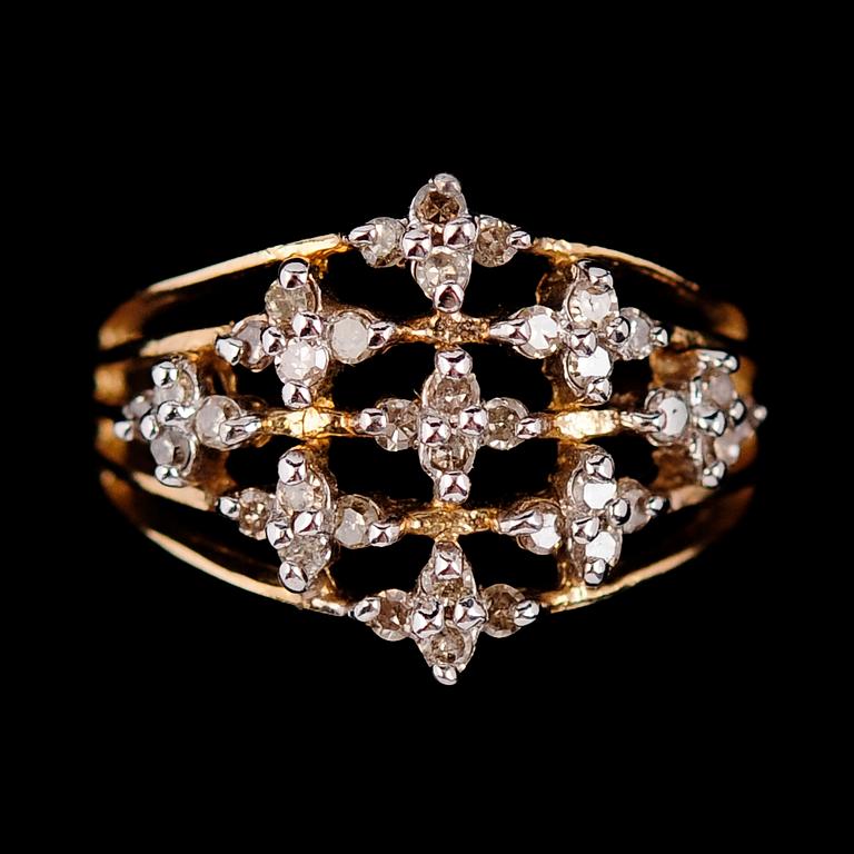 RING, 10 k, med diamanter 0.50 ct. Total vikt ca 4 g.